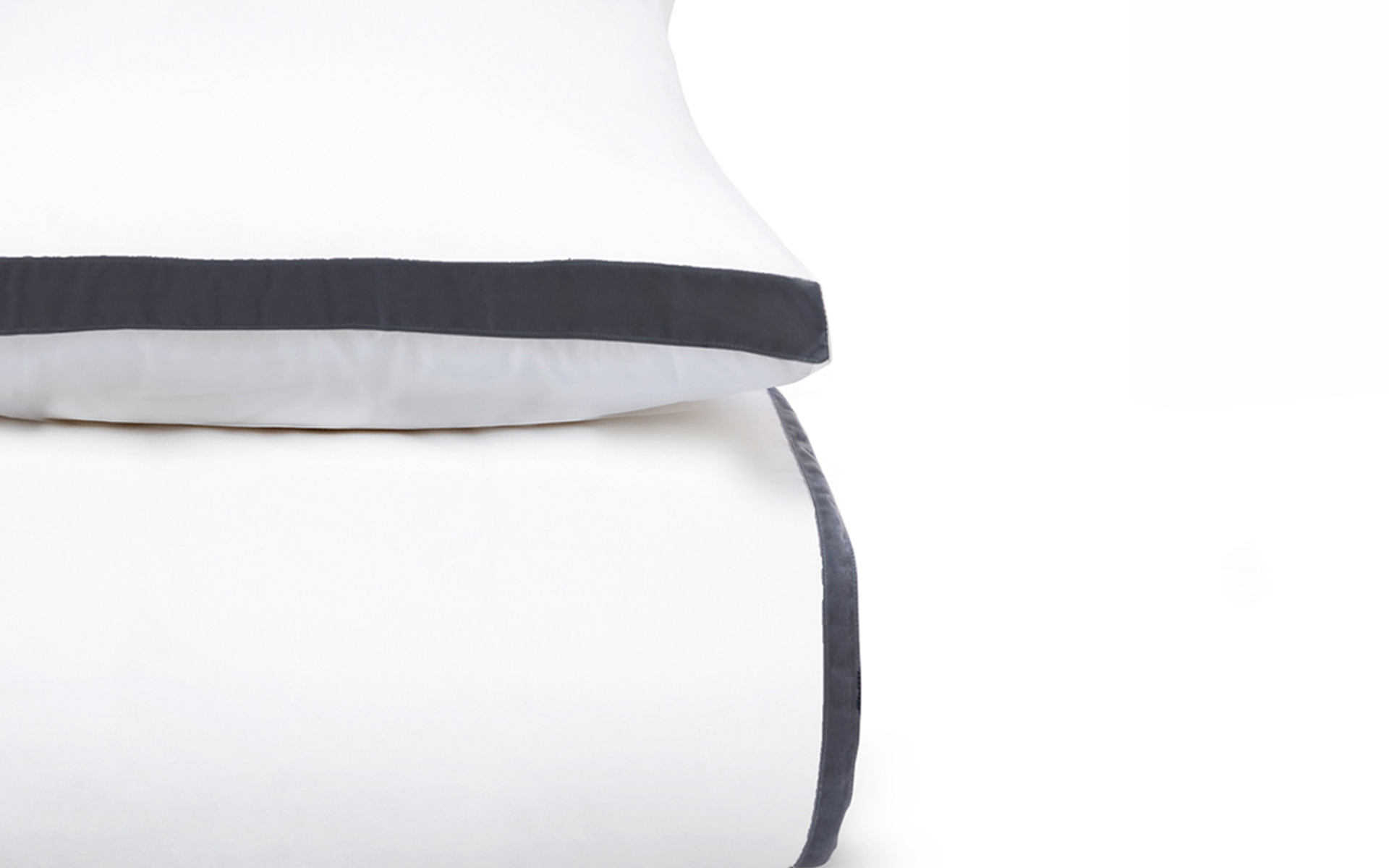 Mrs.Me home couture - duvetcoverset Tuxedo White Graphite Detail 2